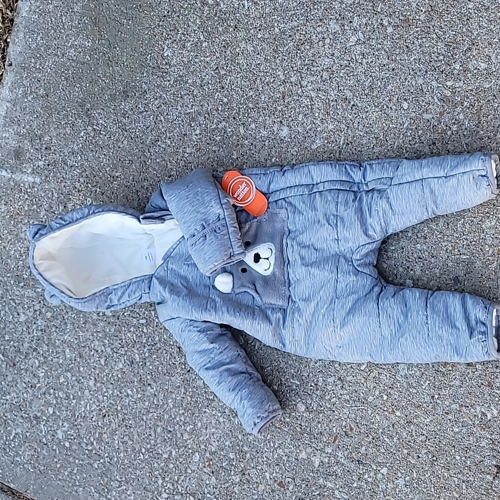 Wonder nation baby snow suit ,Brand new w/ tags , Size 3 to 6 months .Color Grey